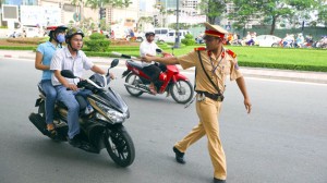 phat lay xe khong chinh chu - Vietnam police fine motorbike rider riding someone's bike car