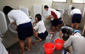 facts: Japanese students help clean the toilet bath room rest room with their teachers 45 minutes a day